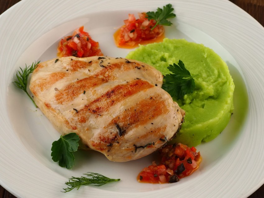 What is the Calorie content of boiled Chicken breasts