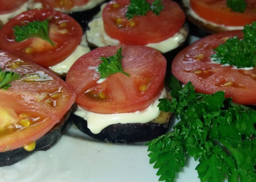 Жареные баклажаны с чесноком и помидорами