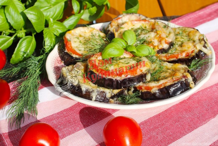 Баклажаны в духовке с курицей помидорами и сыром и чесноком рецепт