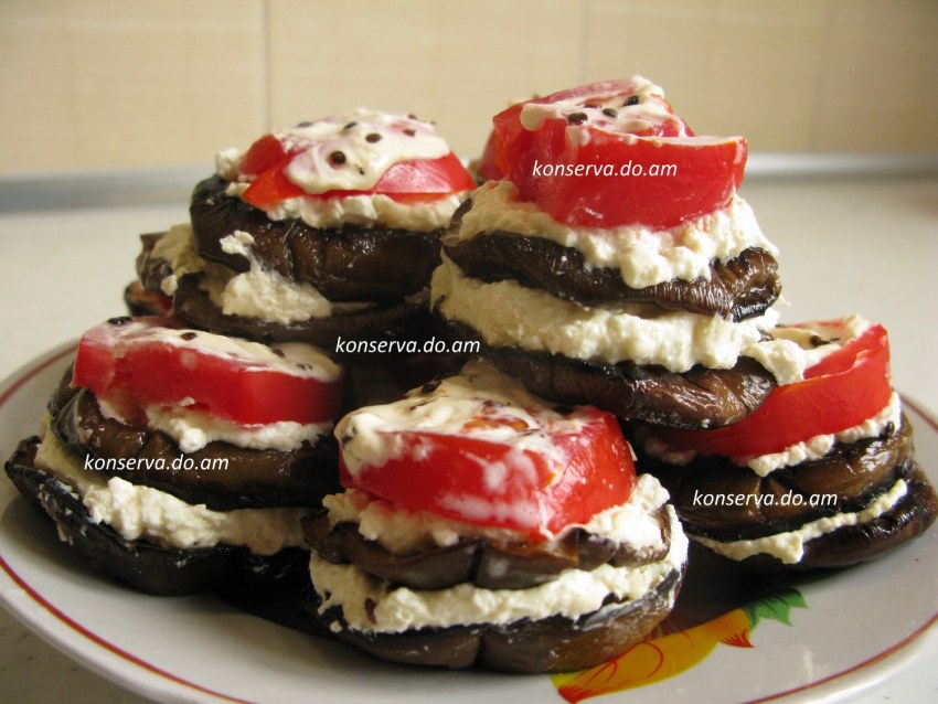Баклажан фаршированный сыром и чесноком