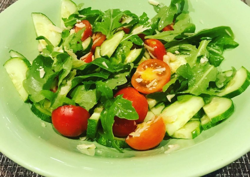 Салат с моцареллой и курицей
