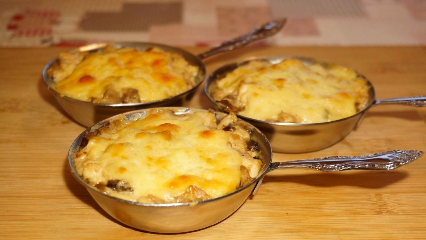 Жульен куриный под сыром моцарелла