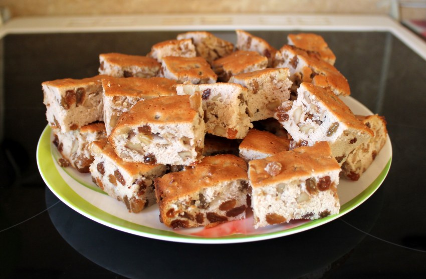 Пирог мазурка с орехами и изюмом