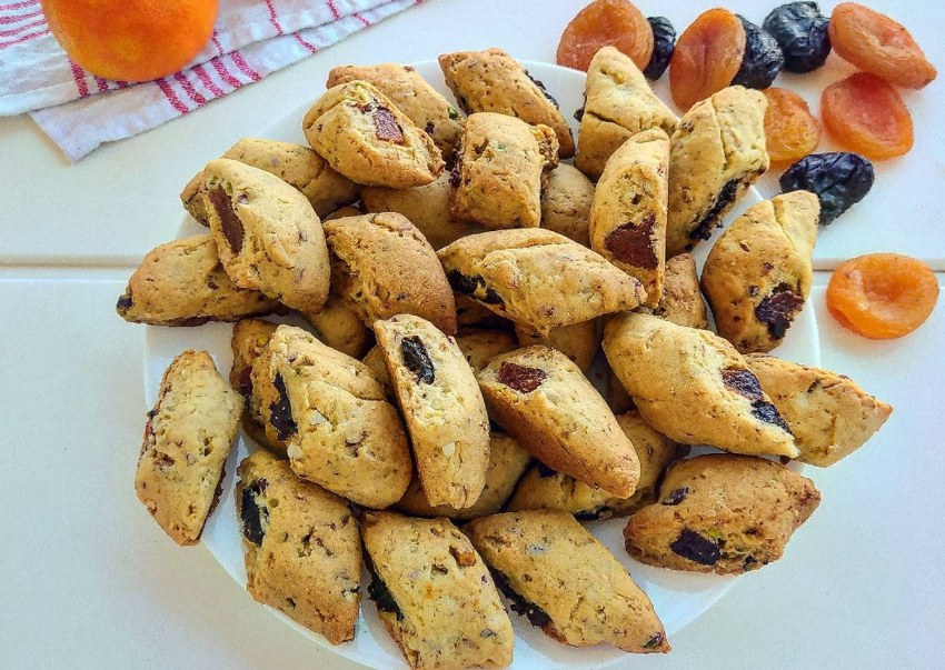 Пирог с курагой и грецкими орехами