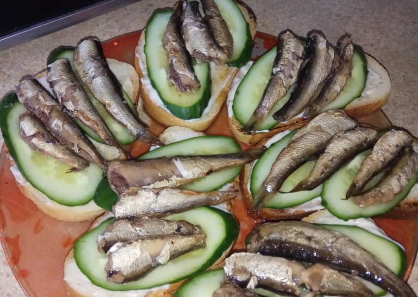 Чесночные гренки с селедкой