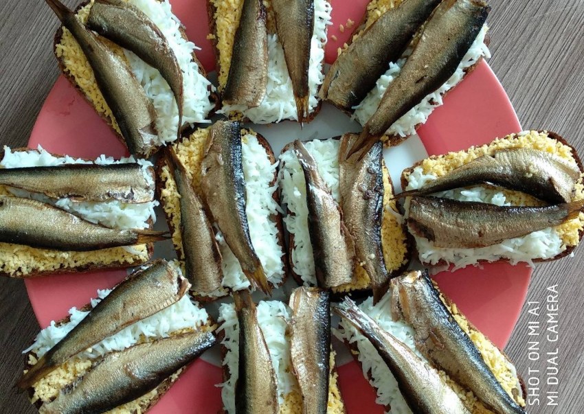 Гренки со шпротами и чесноком