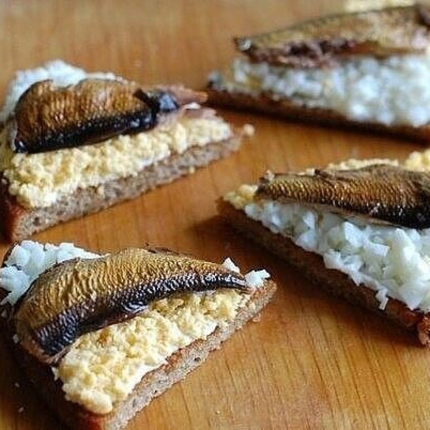 Гренки со шпротами и яйцом