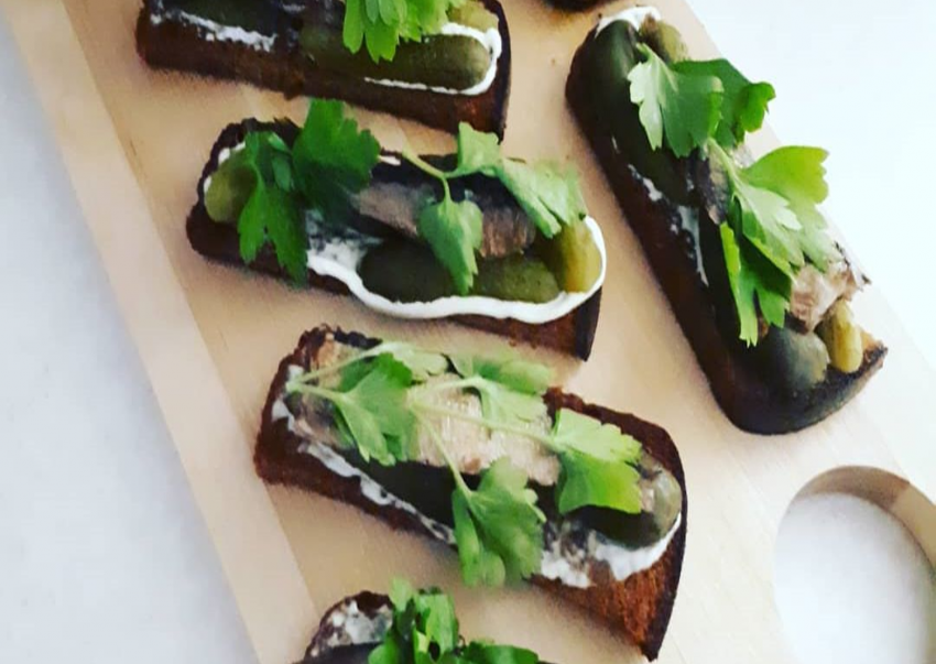 Бутерброды со шпротами и сыром и чесноком