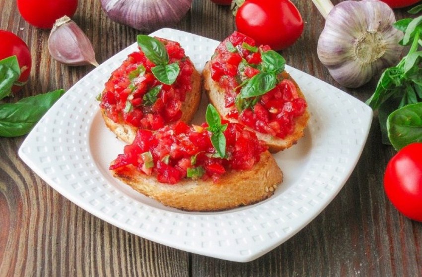 Брускетта с черри и брынзой