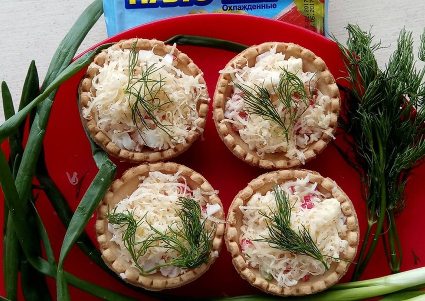 Тарталетки с крабовыми палочками