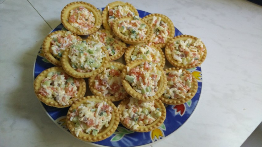 Салат из краба с тарталетками