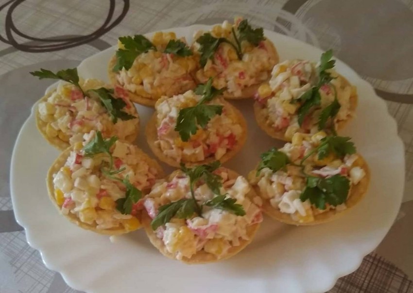 Тарталетки с крабовыми палочками