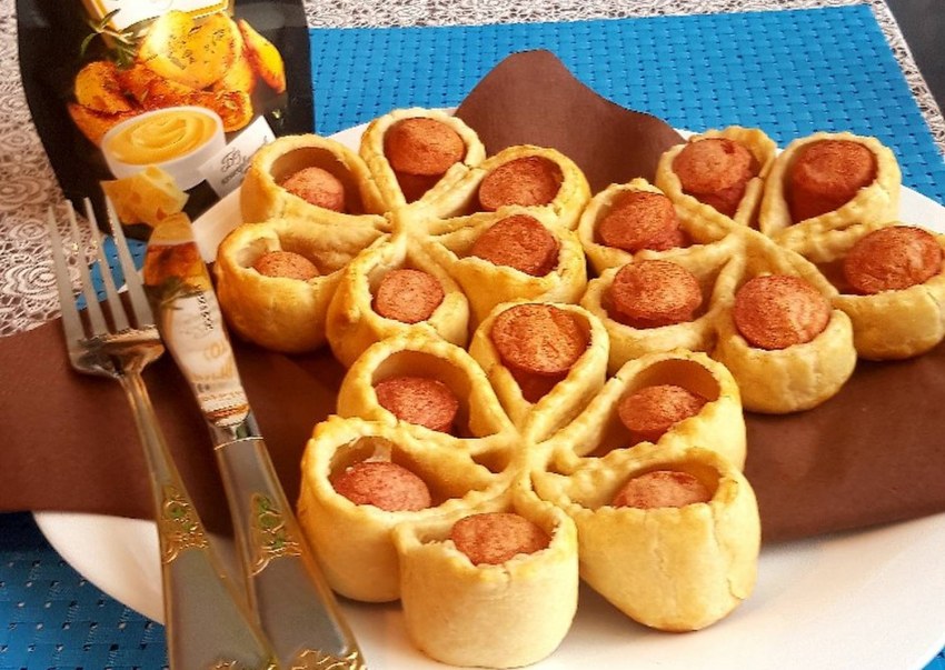 Выпечка с сосисками из дрожжевого теста