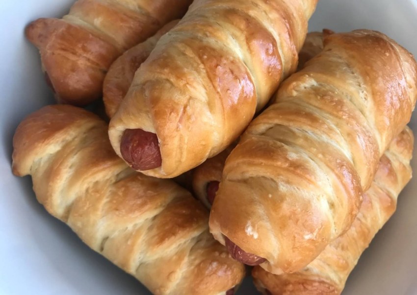 Выпечка из хлебопекарной муки сосиски в тесте
