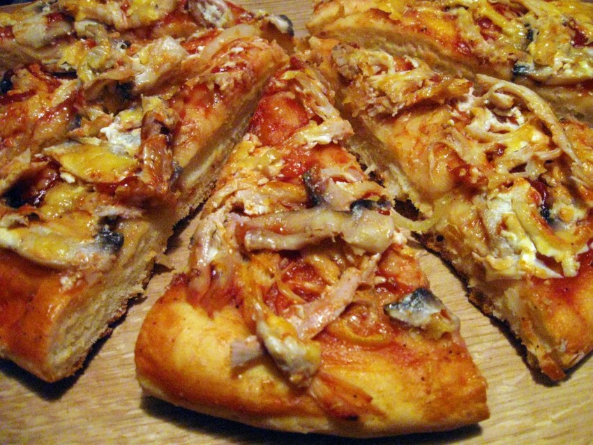 Пицца с курицей и грибами в духовке