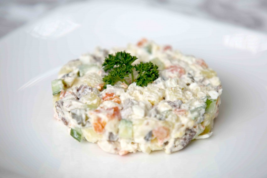 Салат Цезарь с яйцом пашот