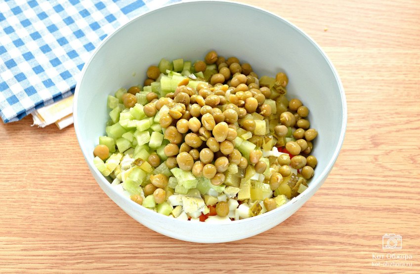 Салат столичный с курицей
