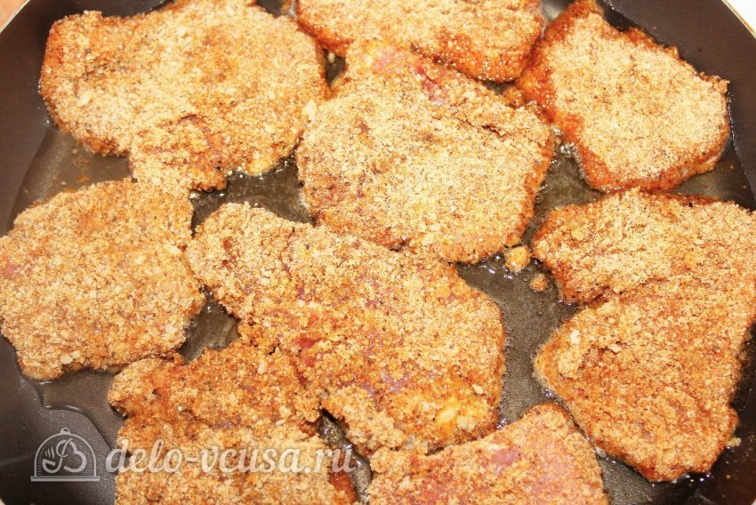 Мясо в панировке из муки и яйца