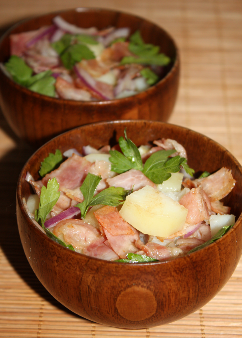 Теплый картофельный салат с беконом