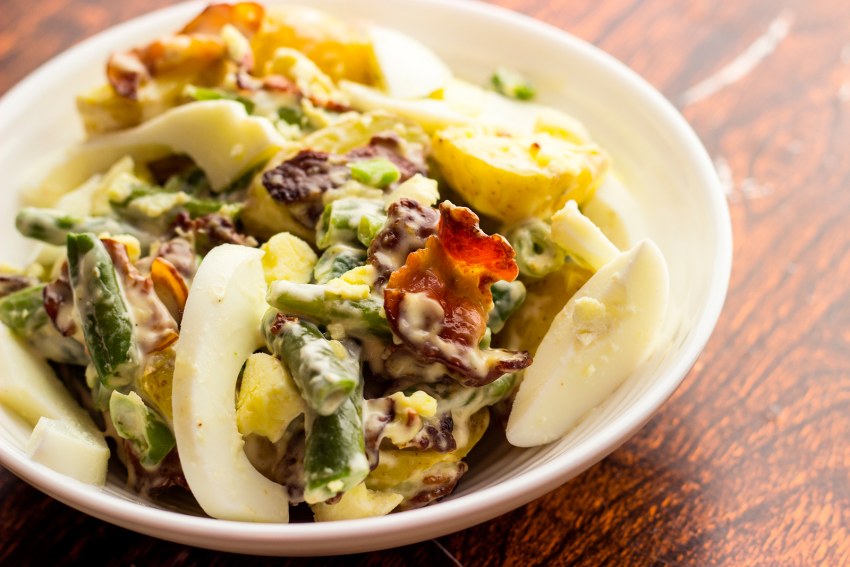 Салат с обжаренной кукурузой и беконом
