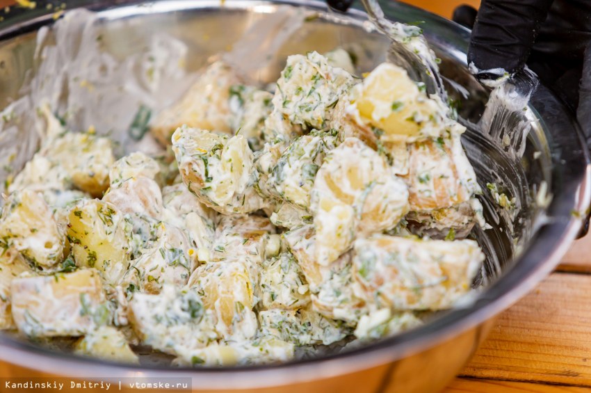 Теплый салат с беконом и авокадо