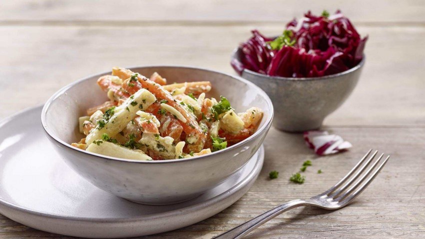 Теплый картофельный салат с беконом и горчичным соусом