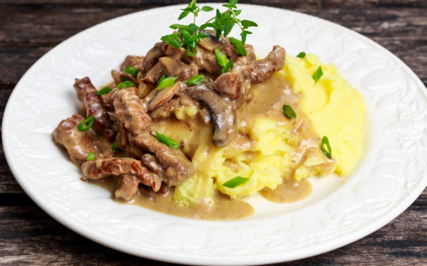 Бефстроганов с грибами и картофельным пюре