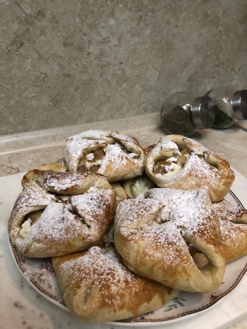 Выпечка из творожного теста с яблоками