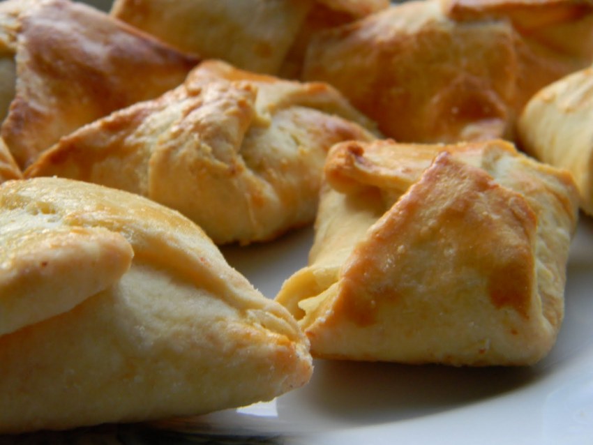 Конвертики с мясом из творожного теста