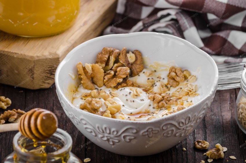 Йогурт с медом и грецким орехом