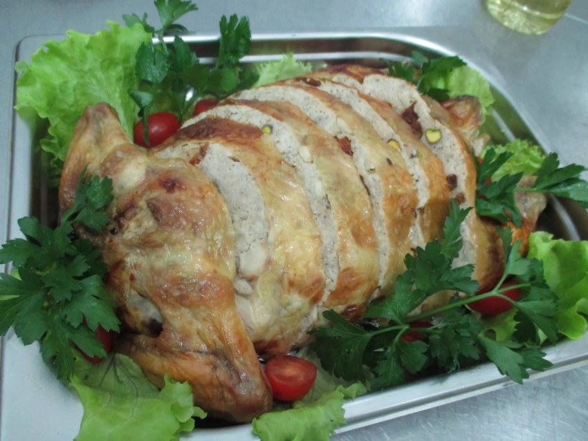 Курица фаршированная блинами