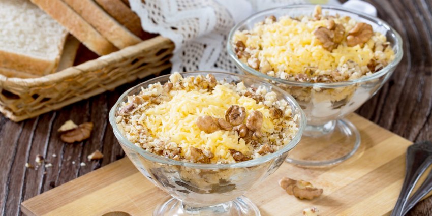 Салат с грецкими орехами и курицей и сыром
