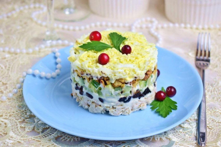 Салат нежность с курицей и черносливом и грецкими орехами