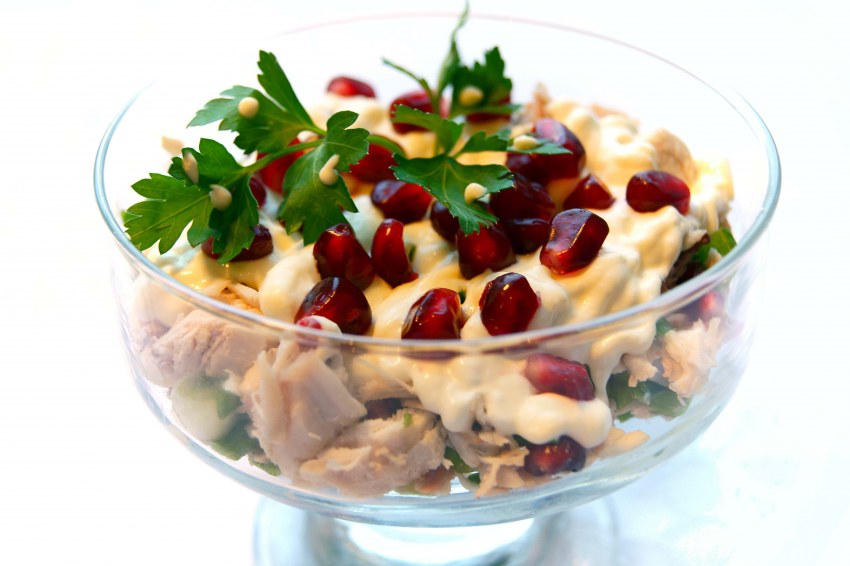 Салат с ананасом и курицей и гранатом