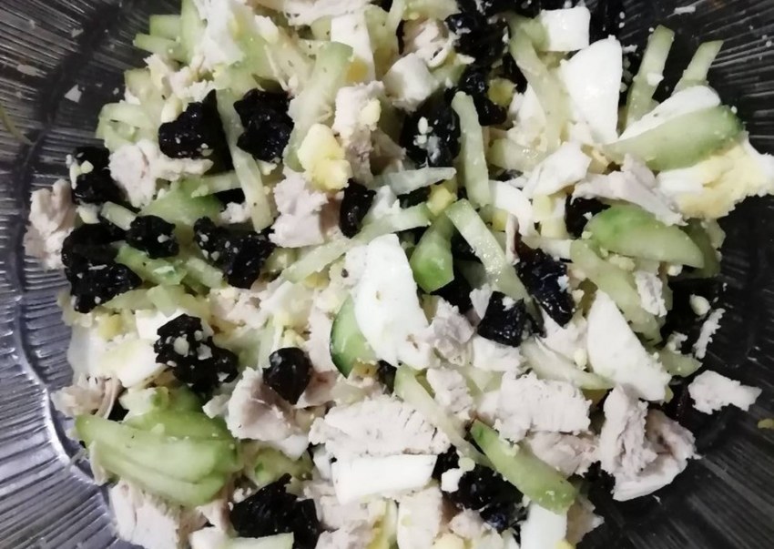 Дамский каприз салат с черносливом и курицей и грецкими орехами