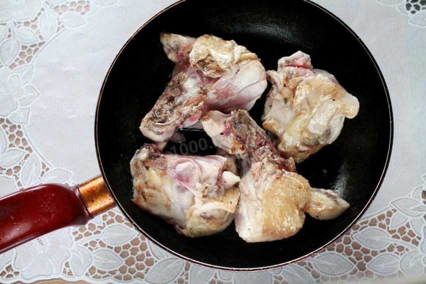 Курица с чесноком на сковородке с корочкой