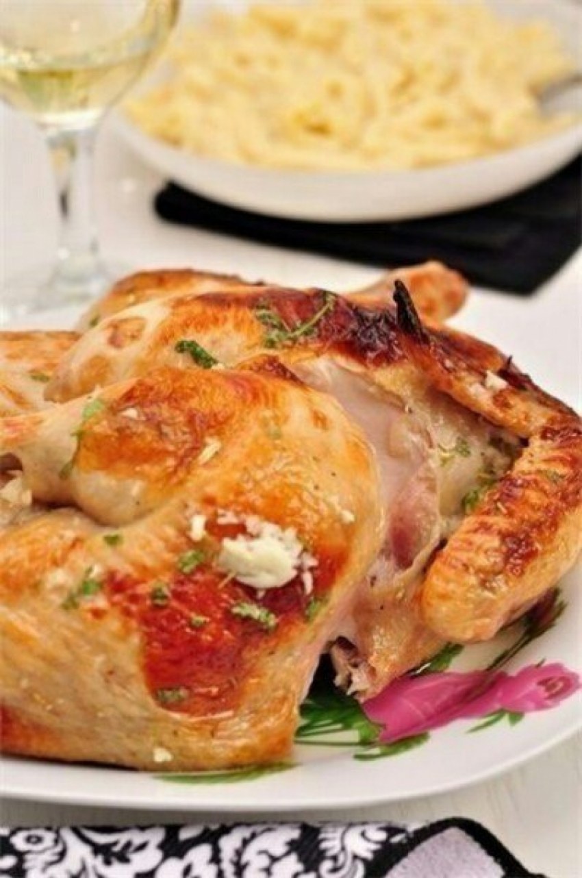 Курица жареная на сковороде с чесноком и сметаной
