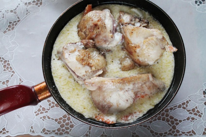 Курица в сметане на сковороде