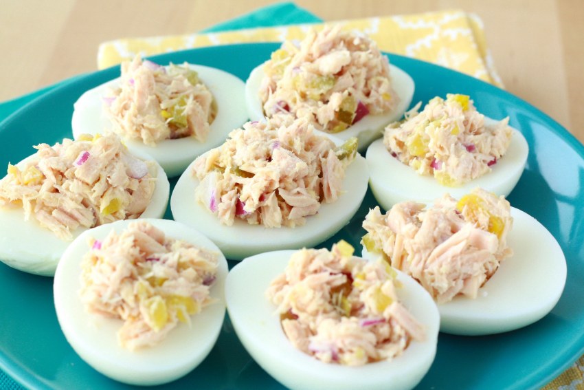 Фаршированные яйца с крабовыми палочками и сыром