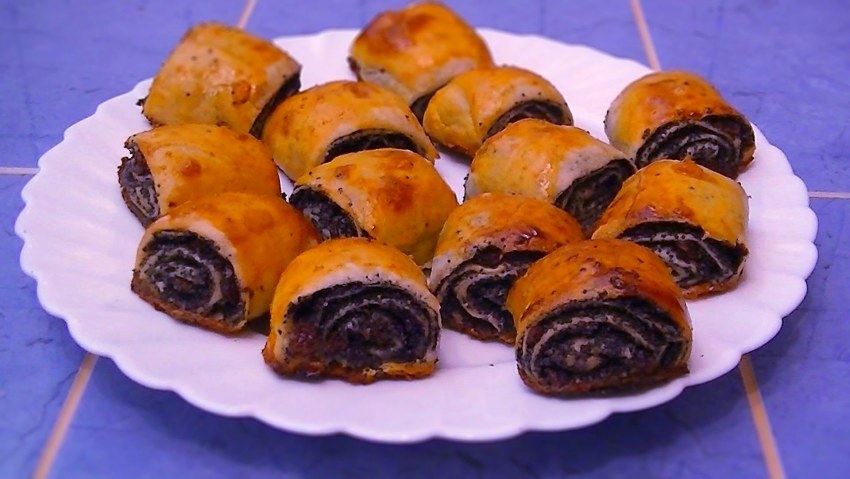 Рулет с маком из дрожжевого теста