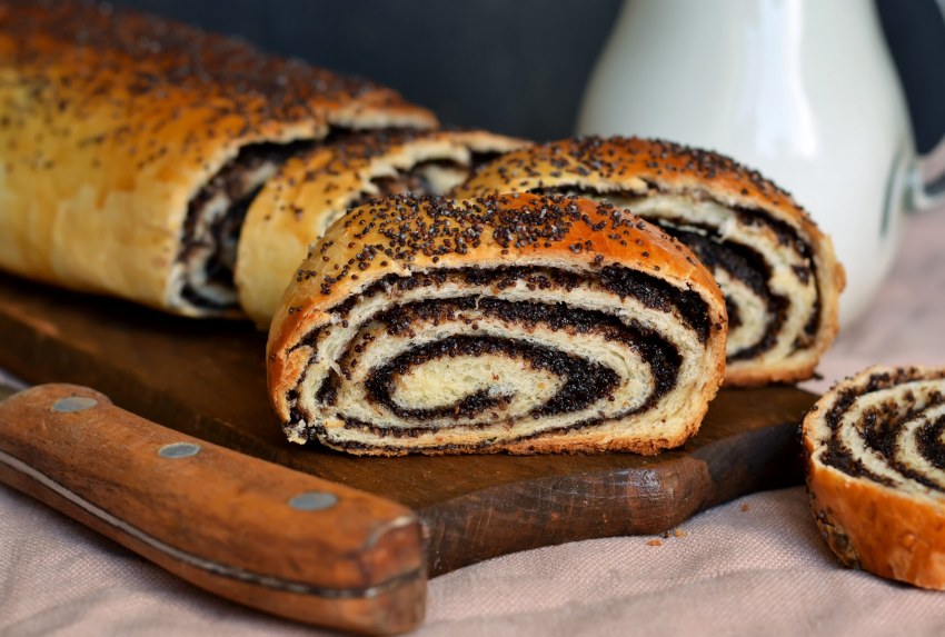 Рулет с изюмом из дрожжевого