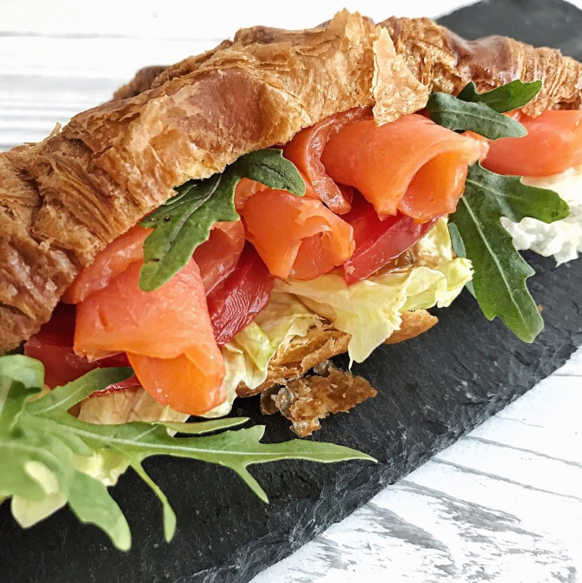 Круассан с лососем и сливочным сыром