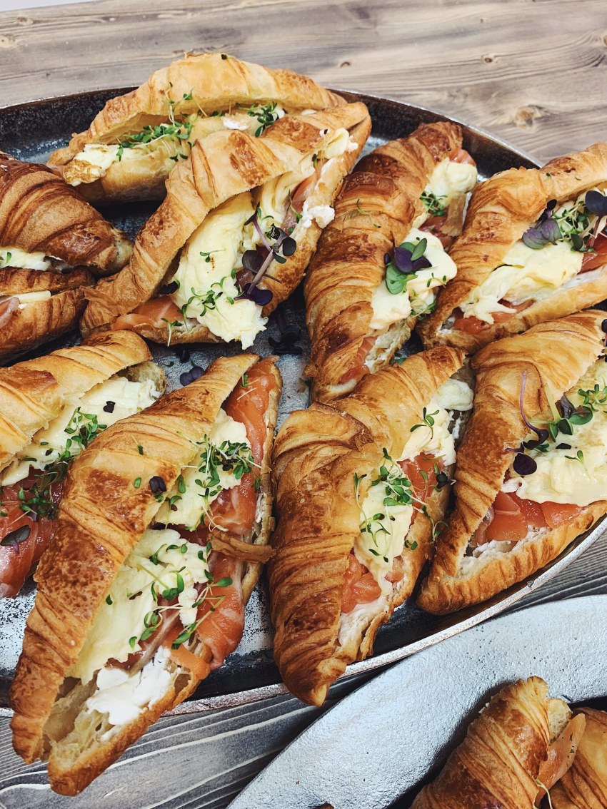 Круассан с семгой и сливочным сыром