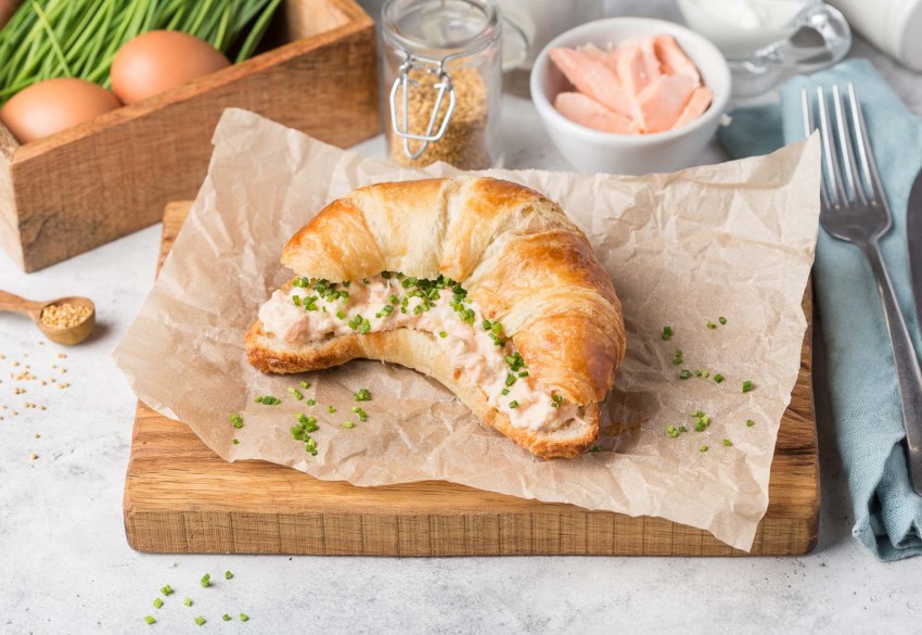 Мини круассаны с рыбой