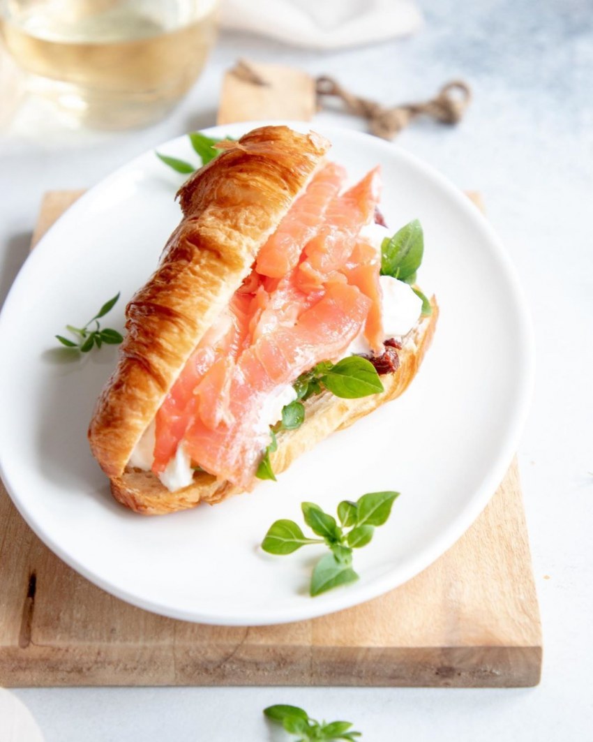 Круассан с курицей и сыром