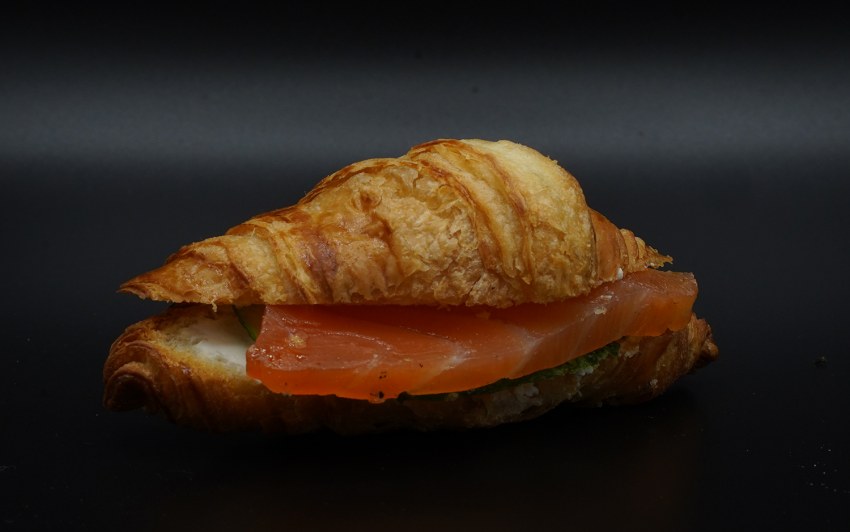 Мини круассаны с семгой