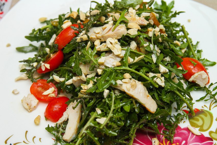 Салат с рукколой и курицей