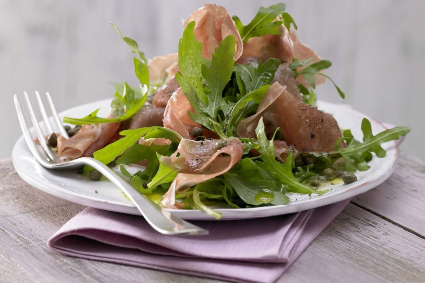 Салат руккола с куриной грудкой