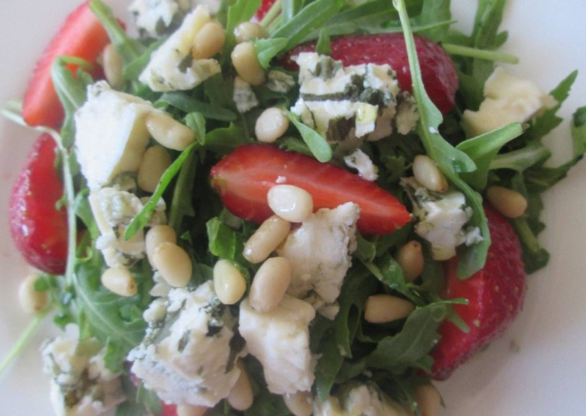 Салат с печенью куриной и зеленым салатом