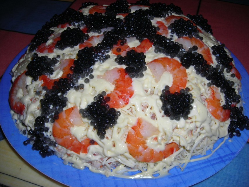 Салат морская звезда с красной икрой и кальмарами